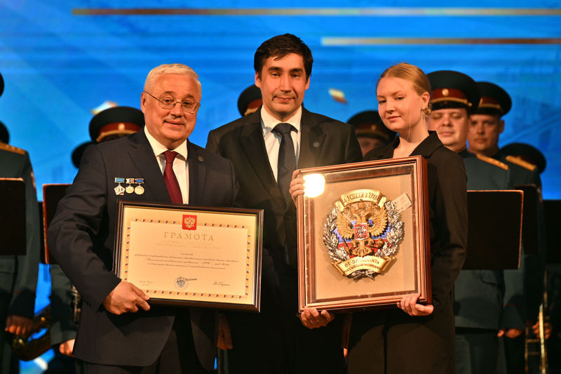 Евгений Грабчак вручил коллективу НИУ "МЭИ" Почетный знак Российской Федерации "За успехи в труде"